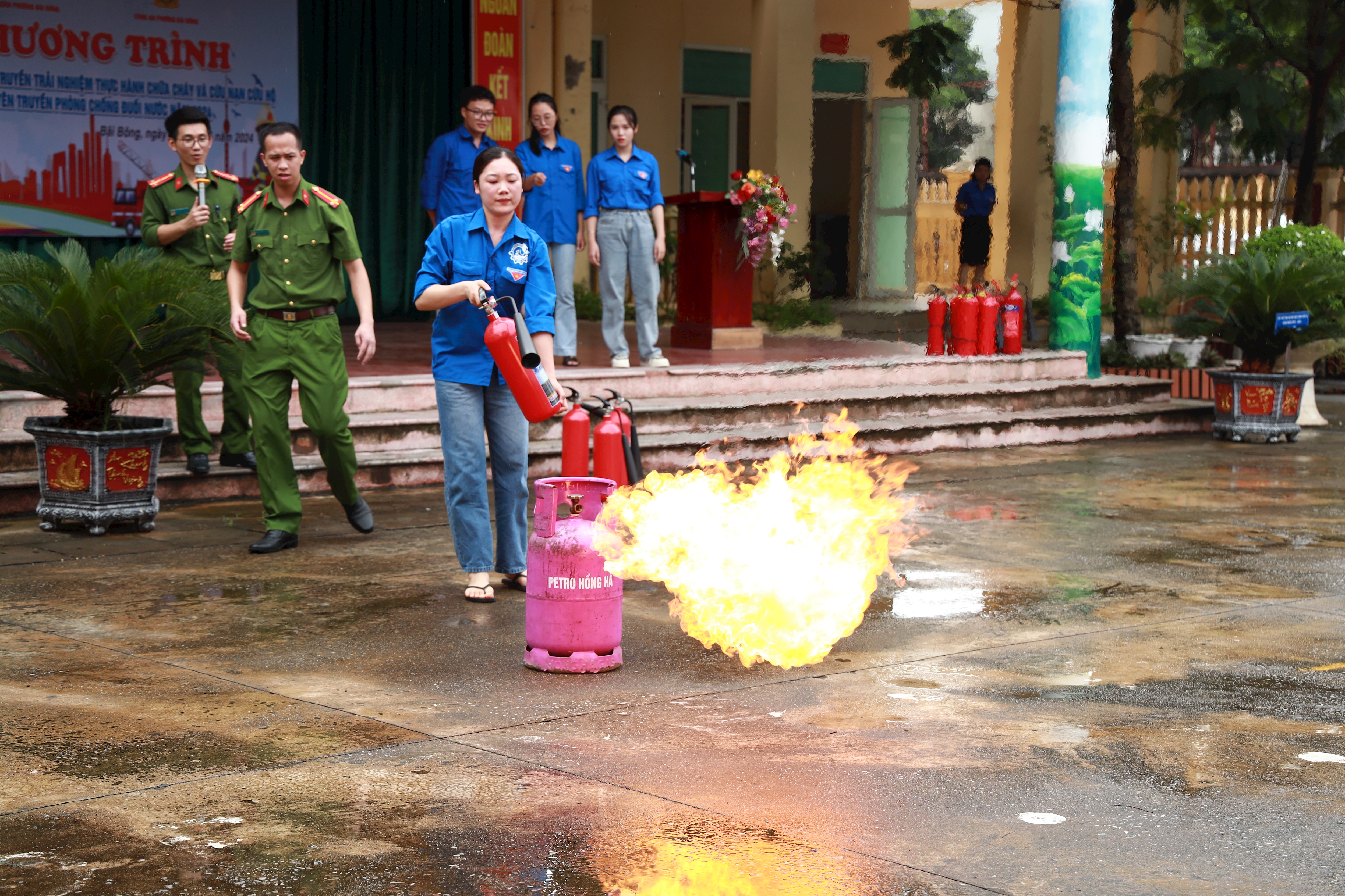 Trên 120 đoàn viên thanh thiếu niên được tham gia trải nghiệm thực hành phòng cháy chữa cháy và cứu nạn cứu hộ 